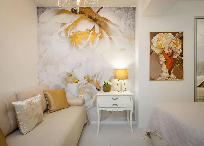 Next To The ماكارسكا